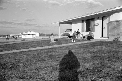 Casa suburbana di un lavoratore della miniera vicino alla miniera Morenci per la fonderia Phelps Dodge a Douglas, Arizona da Ted Spiegel