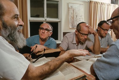 Discussione talmudica in un kibbutz da Ted Spiegel