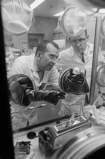 Tecnici maneggiano materiali radioattivi nelle operazioni di Hanford di un impianto di riciclaggio del plutonio da Ted Spiegel