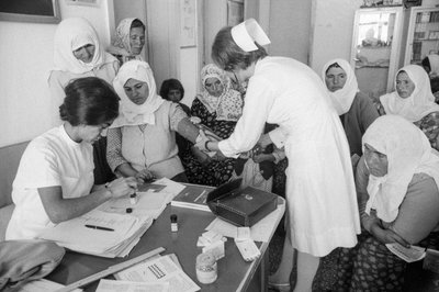 Donne turche in visita a una clinica vengono valutate dagli operatori sanitari da Ted Spiegel