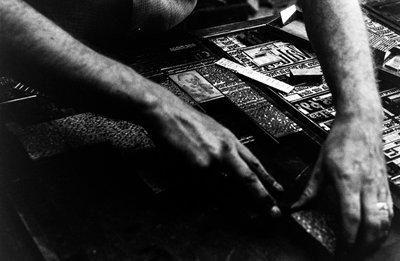Tipografo che imposta il tipo freddo dalla macchina linotype per il giornale Frontiersman da Ted Spiegel