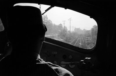 Vista dei binari dalla cabina di una locomotiva diesel con l