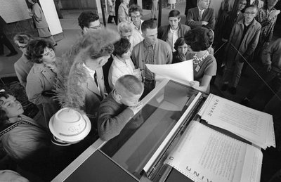 Visitatori alla Fiera Mondiale di Seattle 1962 esaminano un display di computer mainframe UNIVAC da Ted Spiegel