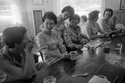 Donne al bancone chiacchierano durante la colazione in una tavola calda in Oregon da Ted Spiegel