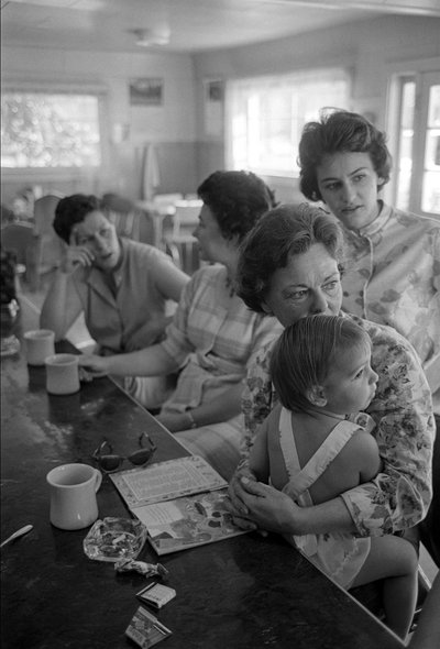Donne al bancone che chiacchierano durante la colazione in una tavola calda in Oregon da Ted Spiegel