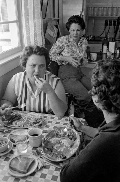 Donne chiacchierano durante la colazione in una tavola calda in Oregon da Ted Spiegel