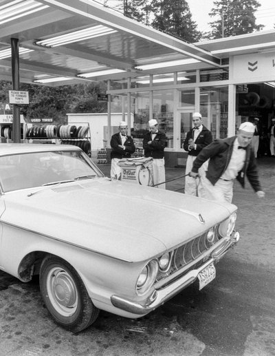 Giovani che si allenano per diventare benzinai alla stazione Chevron da Ted Spiegel