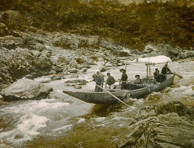 Una barca nelle rapide del fiume Hozu, Kyoto, 1900-1915 circa (fotografia) da Teijiro Takagi