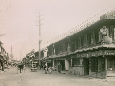 Una strada commerciale nel quartiere Motomachi di Kobe, circa 1900 - 1915 (fotografia) da Teijiro Takagi