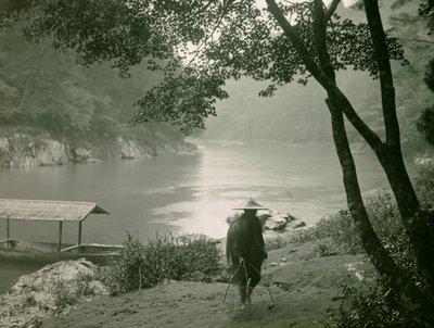 Pescatore presso il fiume Hozu, distretto di Arashiyama, Kyoto, 1900-1915 circa (fotografia) da Teijiro Takagi
