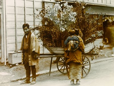 Venditore ambulante di fiori per le strade di Tokyo, 1900-1915 circa (fotografia) da Teijiro Takagi