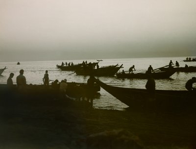 Pescatore giapponese in mare, 1900-1915 circa (fotografia) da Teijiro Takagi
