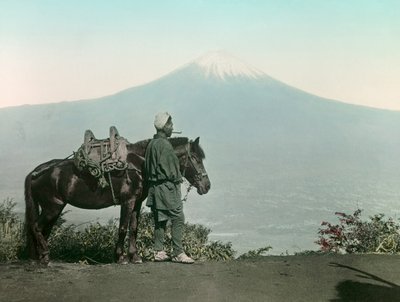 Uomo giapponese con cavallo sul monte Otome, in toga, guarda il monte Fuji, circa 1900 - 1915 (fotografia) da Teijiro Takagi