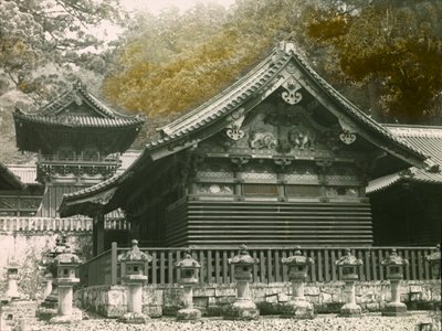 Parte del tempio Tosho-Gu chiamato Sanjinko a Nikko, circa 1900 - 1915 (fotografia) da Teijiro Takagi