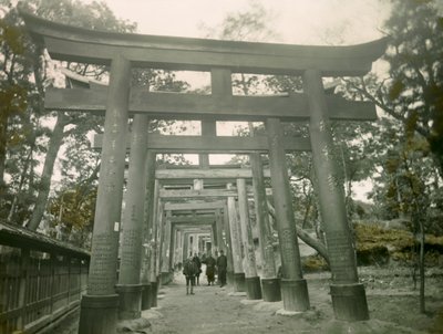 Torii nel santuario Inari di Kyoto, 1900-1915 circa (fotografia) da Teijiro Takagi
