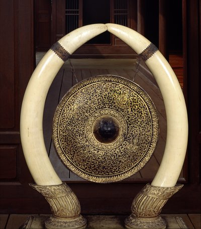 Un gong appeso a zanne di elefante da Thai School