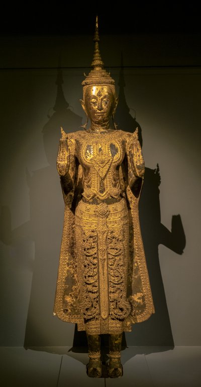 Buddha in parata che fa il gesto dell