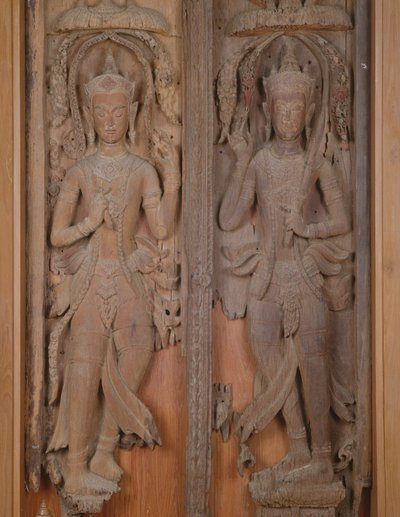 Pannello di un cancello con due Deva (legno) da Thai School