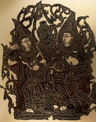 Scena dal teatro delle ombre Nang Yai che rappresenta Dasakantha e le sue mogli, pannello in pelle intagliata, Thailandia da Thai School