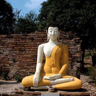 Una statua del Buddha fuori dal tempio da Thai Thai