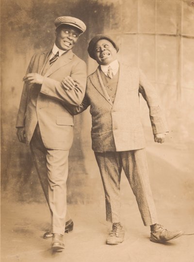 Fotografia di due uomini che si tengono per il braccio, 1910-1920 da The Bell Studio
