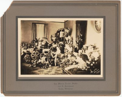 Stampa fotografica di composizioni floreali funebri per Samuel M. Jackson Jr. da The Blanch Randle Studio