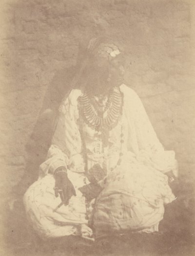 [Ritratto di donna nordafricana seduta contro un muro]. da Théodule Devéria