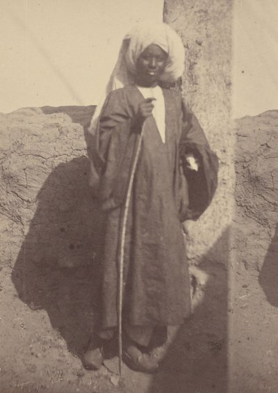 [Ritratto di un giovane nordafricano in piedi contro un pilastro]. da Théodule Devéria
