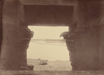 Vista del Nilo attraverso le colonne del Tempio di Ombos da Théodule Devéria