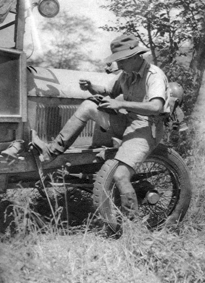 Chaplin Court Treatt, pioniere automobilistico britannico, ripara le sue scarpe veldtschoen, c1924-c1926 1927 da Thomas A. Glover