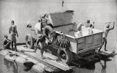 Attraversamento del fiume Chambesi su un pontone rotto, Rhodesia Settentrionale da Thomas A. Glover