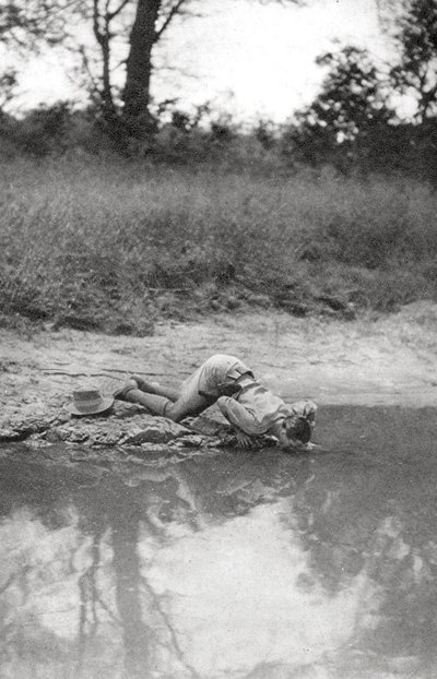 Errol Hinds che beve, da Mongalla a Terrakekka, Sudan, 1925-1927 da Thomas A. Glover