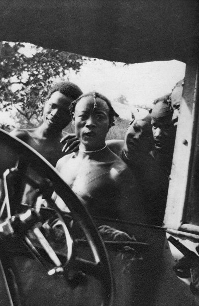 Uomini nativi vedono una donna bianca per la prima volta, Mongalla a Terrakekka, Sudan, 1925-1927 da Thomas A. Glover