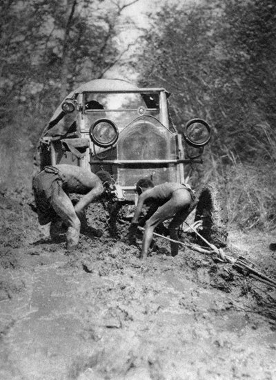 Bloccati nel fango, Bulawayo a Dett, Rhodesia del Sud, c1924-c1925 1927 da Thomas A. Glover