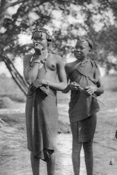 Ragazze giovani con bastoni nei nasi e nelle labbra, Terrakekka ad Aweil, Sudan da Thomas A. Glover