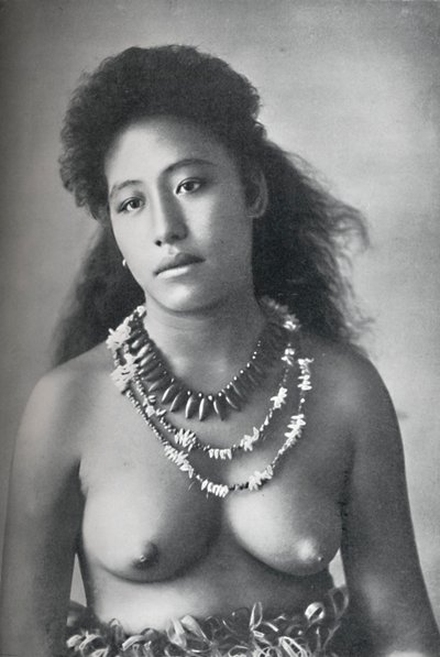 Una bellezza samoana, con collane di denti e conchiglie, 1902 da Thomas Andrew
