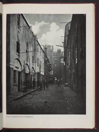 Broad Close, n. 167 High Street, da "Old Closes and Streets of Glasgow". da Thomas Annan