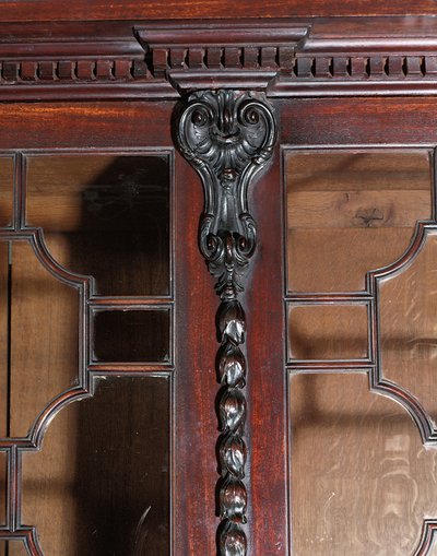 Libreria George III a Frontone Spezzato da Thomas Chippendale