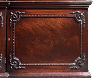 Una libreria a fronte spezzata di Giorgio III da Thomas Chippendale