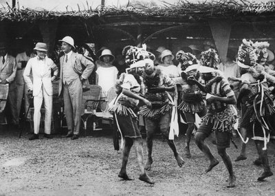 Ragazze della tribù Bundu che danzano davanti al principe, Freetown, Sierra Leone da Thomas E. and Horace Grant Grant