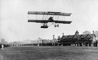 Grahame White vola con il suo aereo dal Ranelagh Club, lo stesso anno del volo di Manchester, 1910 da Thomas E. and Horace Grant Grant