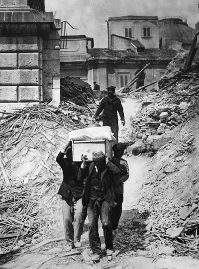 Recupero dei corpi quattro mesi dopo il terremoto a Messina, 1909 da Thomas E. and Horace Grant Grant