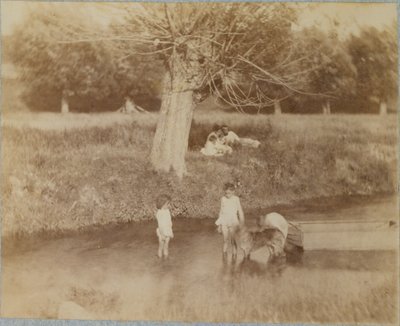 Tre bambini e un cane che giocano nel ruscello da Thomas Eakins