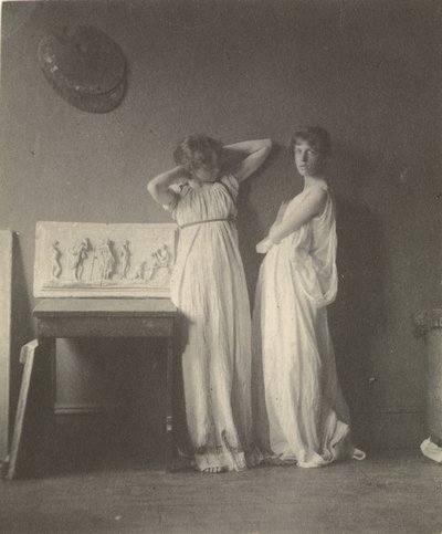 [Due modelle in costume classico con la scultura "Arcadia" di Eakins]. da Thomas Eakins