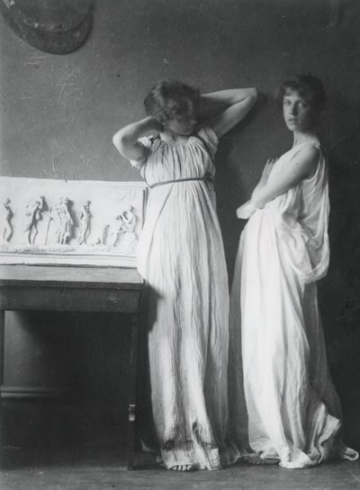 Modelli non identificati in costumi greci, c. 1883 da Thomas Eakins