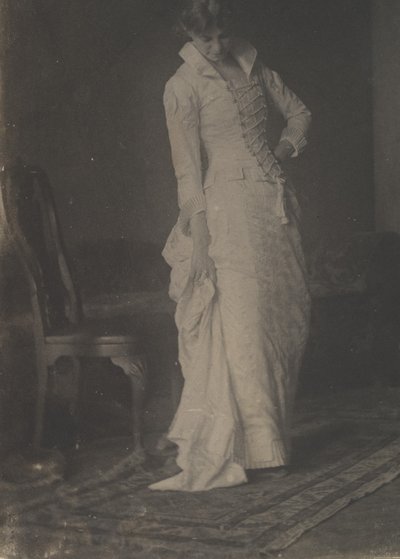 [Donna in abito bianco con corpetto allacciato nello studio di Thomas Eakins], 1880 da Thomas Eakins