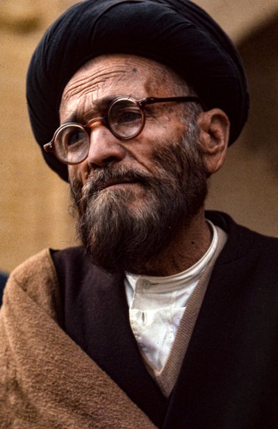 Chierico sciita iraniano con occhiali e turbante da Thomas J. Abercrombie