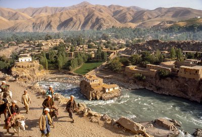 Tribù vicino al fiume Kokcha che attraversa una gola a Faizabad, una capitale provinciale afgana da Thomas J. Abercrombie