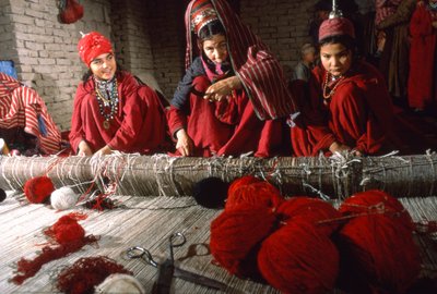 Donne tessitrici turkmene che tagliano i nodi nell