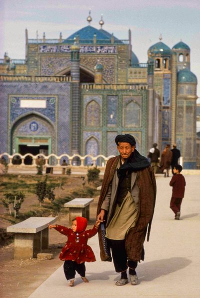 Visitatori alla moschea e mausoleo a Mazar-i-Sharif, Masjid-e-Kabud aka Rawze-e-Sharif da Thomas J. Abercrombie